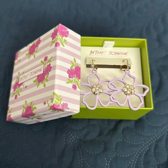 Betsey Johnson lavender flower earrings - Picture 3 of 3